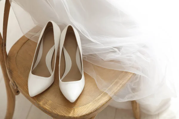 Par Sapatos Salto Alto Casamento Branco Véu Cadeira Madeira Dentro — Fotografia de Stock
