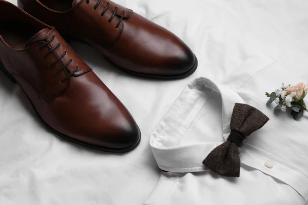 Düğün Ayakkabıları Beyaz Kumaşlı Gömlek — Stok fotoğraf