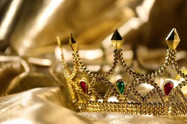 Vacker Gammal Krona Gyllene Tyg Närbild Fantasiföremål — Stockfoto