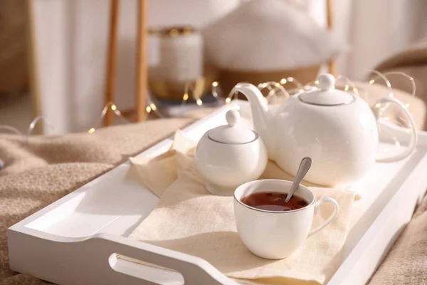 Fehér Tálca Kerámia Tea Készlet Ágyon — Stock Fotó