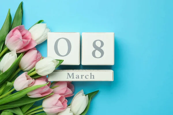 Trä Block Kalender Med Datum Mars Och Tulpaner Ljusblå Bakgrund — Stockfoto