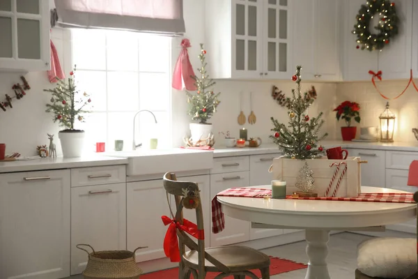 Kleine Weihnachtsbäume Und Festliche Dekoration Der Küche — Stockfoto