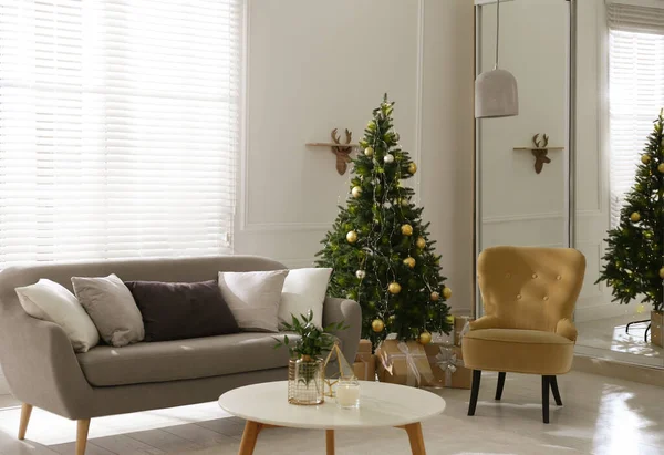 아름다운 크리스마스 트리와 소파가 거실에 있습니다 — 스톡 사진