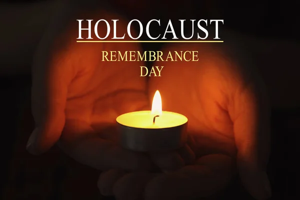 Mezinárodní Den Památky Holocaust Žena Držící Hořící Svíčku Tmě Detailní — Stock fotografie