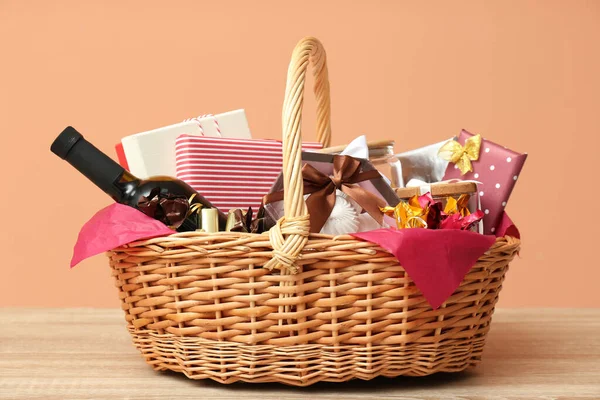 Wicker Gift Basket Bottle Wine Wooden Table — Stock Photo, Image