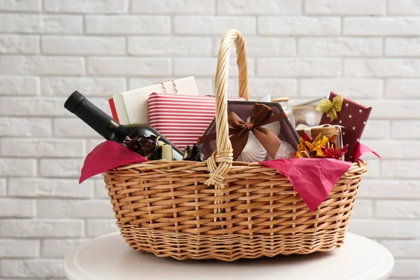 Wicker Gift Basket Bottle Wine Table White Brick Wall — Stock Photo, Image