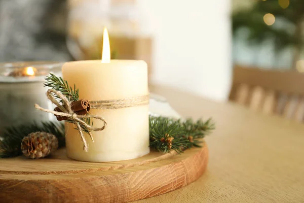 Hořící Vonné Jehličnanové Svíčky Vánoční Výzdoba Dřevěném Stole Detailní Záběr — Stock fotografie
