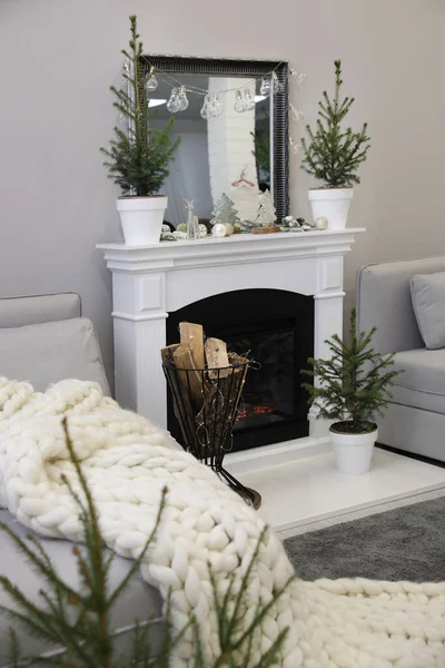 Stilvolles Wohnzimmer Interieur Mit Kleinen Tannenbäumen Und Weihnachtsdekoration — Stockfoto