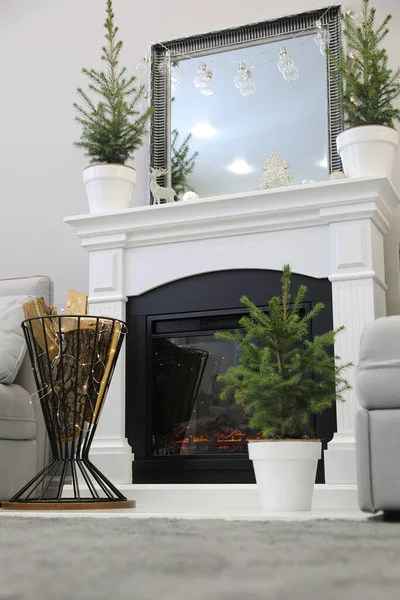 Pequeños Abetos Decoraciones Navidad Habitación Con Chimenea Diseño Interiores Con — Foto de Stock