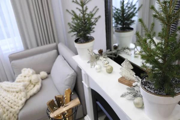 Kleine Dennenbomen Kerstversieringen Kamer Met Open Haard Stijlvol Interieur — Stockfoto