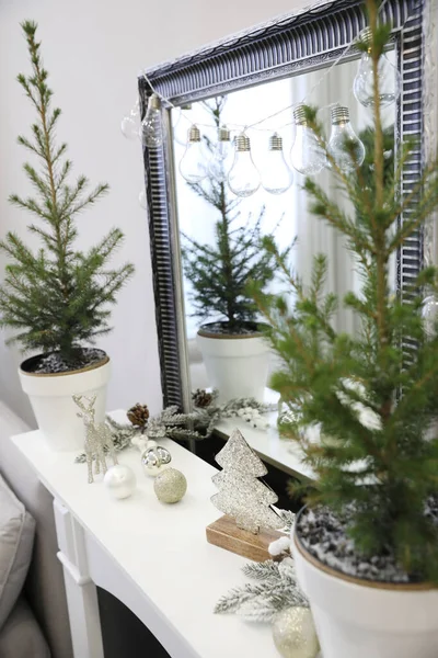 Kleine Tannenbäume Und Weihnachtsschmuck Auf Dem Kaminsims Zimmer Stilvolles Interieur — Stockfoto