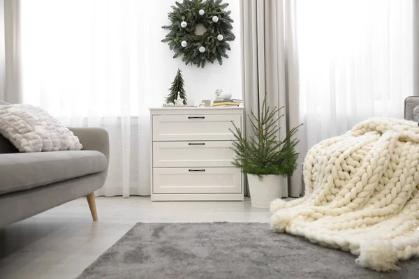 Stilvolles Wohnzimmer Interieur Mit Kleinen Tannenbäumen Und Weihnachtsdekoration — Stockfoto