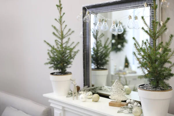 Pequenos Abetos Decorações Natal Prateleira Perto Espelho Quarto Design Interiores — Fotografia de Stock