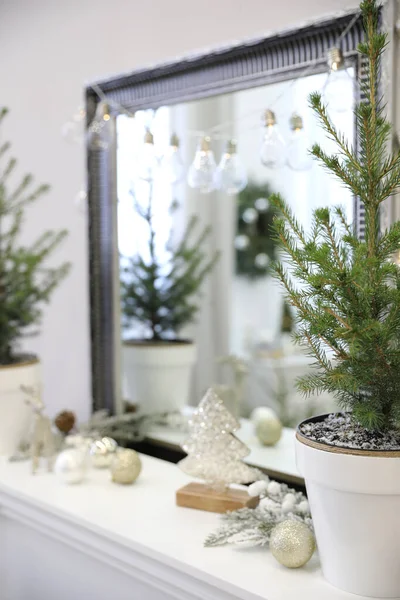 Kleine Tannenbäume Und Weihnachtsschmuck Regal Neben Dem Spiegel Zimmer Stilvolles — Stockfoto