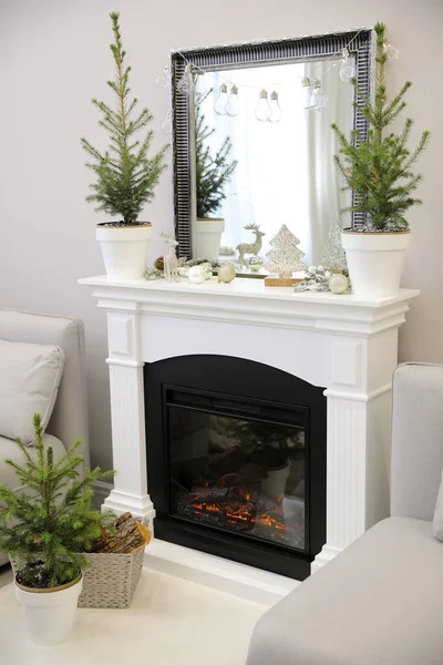 Pequeños Abetos Decoraciones Navidad Habitación Con Chimenea Diseño Interiores Con — Foto de Stock