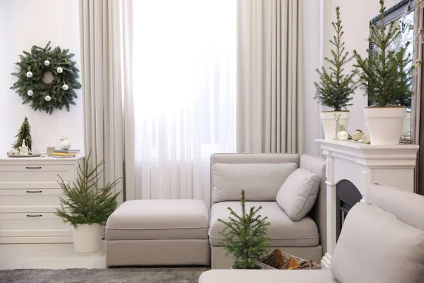 小さなモミの木とクリスマスの装飾が施されたスタイリッシュなリビングルームのインテリア — ストック写真