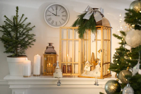 Hermosas Linternas Madera Otras Decoraciones Chimenea Habitación Con Árbol Navidad — Foto de Stock
