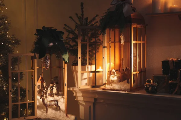 Hermosas Linternas Madera Otras Decoraciones Chimenea Habitación Con Árbol Navidad —  Fotos de Stock