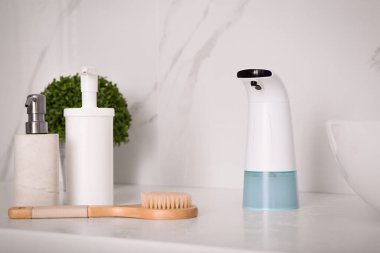 Modern otomatik sabun makinesi banyoda tezgahın üstünde.