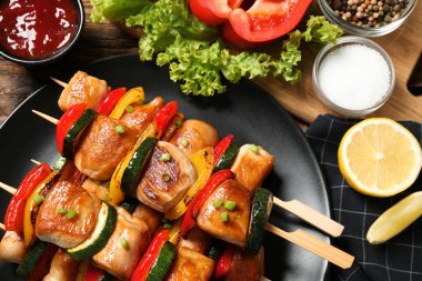 Sebzeli ve limonlu tavuk şiş kebap, ahşap masa, yakın plan.