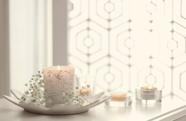 Evdeki masada yanan güzel mumlar. Metin için boşluk