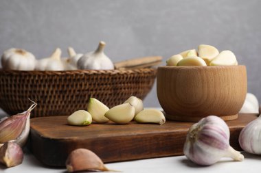 Beyaz masada taze, olgun sarımsak. Organik ürün