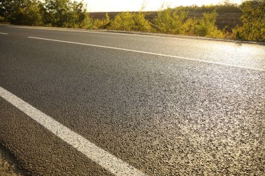 Boş asfalt otobanın güzel manzarası. Yolculuk