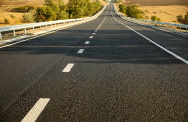 Boş asfalt otobanın güzel manzarası. Yolculuk