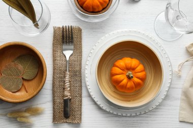 Beyaz ahşap zemin üzerinde balkabakları ile sonbahar masa ayarı, düz yatıyordu