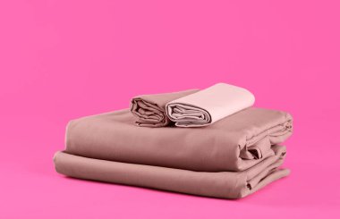 Pembe arka planda temiz çarşaf yığını