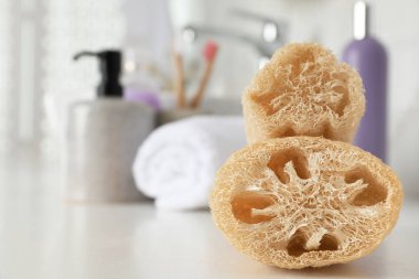 Tuvaletteki masada doğal lif süngeri, yakın plan. Metin için boşluk