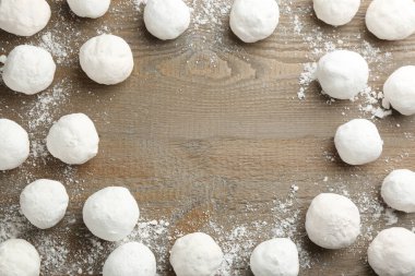 Ahşap zemin üzerinde kartopu çerçevesi, düz yatıyordu. Metin için boşluk