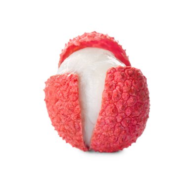 Taze olgun liçi meyvesi, beyaza izole edilmiş, yakın plan.