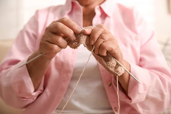 Femme Âgée Tricotant Maison Gros Plan Loisirs Créatifs — Photo