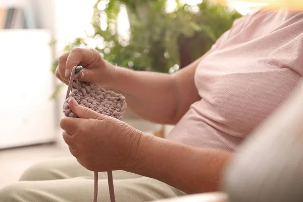 Femme Âgée Crochet Maison Gros Plan Loisirs Créatifs — Photo