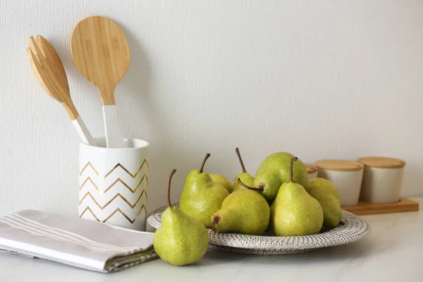 Placa Con Peras Frescas Maduras Sobre Mesa Blanca — Foto de Stock