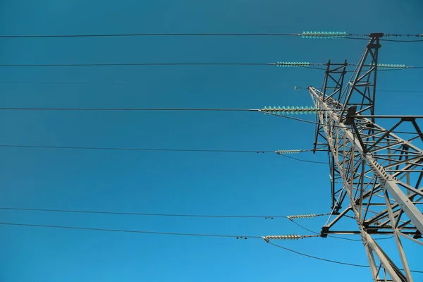 Torre Alto Voltaje Contra Cielo Azul Día Soleado Vista Ángulo —  Fotos de Stock