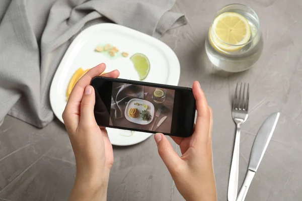 Blogueur Prenant Une Photo Dîner Table Grise Gros Plan — Photo