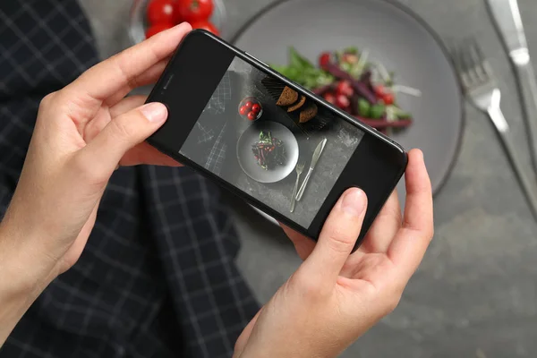 Blogueur Prenant Une Photo Salade Table Grise Vue Dessus — Photo