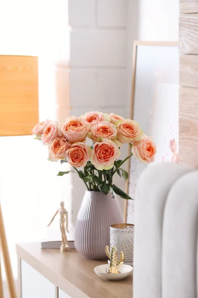 Vase Avec Belles Fleurs Dans Intérieur Chambre Moderne — Photo