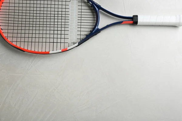 Tennisracket Grått Bord Ovanifrån Plats För Text — Stockfoto