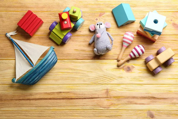 Różne Zabawki Drewnianym Tle Płaski Leżał Miejsce Tekst — Zdjęcie stockowe