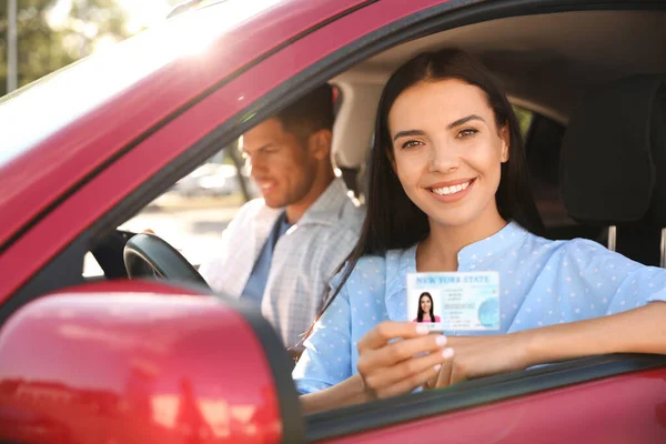 Jovem Mulher Segurando Licença Enquanto Sentado Carro Com Instrutor Escola — Fotografia de Stock