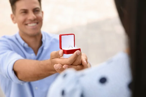 婚約指輪を持つ男彼のガールフレンドへの提案を屋外 手に焦点を当てます — ストック写真