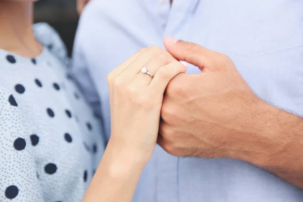 美しい婚約指輪を示す素敵なカップル クローズアップ — ストック写真