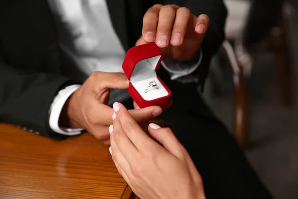 Hombre Con Anillo Compromiso Haciendo Propuesta Novia Mesa Primer Plano — Foto de Stock