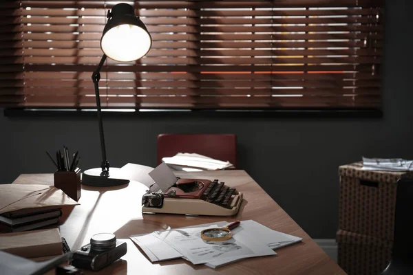 事務所の机の上のタイプライター 指紋や論文 刑事さんの職場 — ストック写真