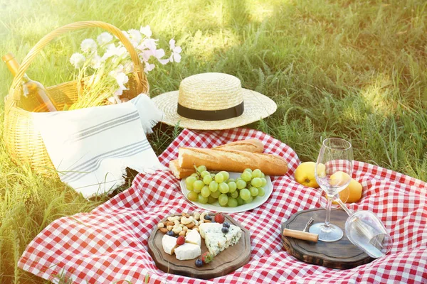Picknickdecke Mit Leckerem Essen Und Wein Auf Grünem Gras Park — Stockfoto