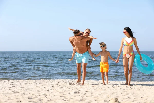 Deniz Kenarındaki Kumlu Sahilde Şişme Yüzüklü Mutlu Bir Aile Yaz — Stok fotoğraf