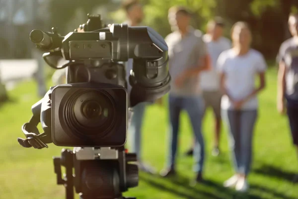 Professionell Videokamera Utomhus Och Grupp Människor Bakgrunden — Stockfoto